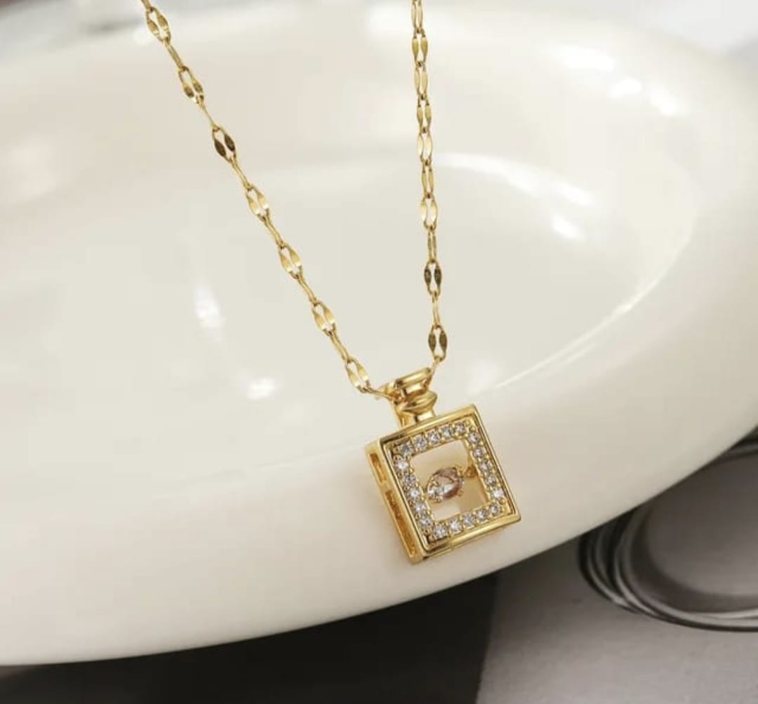 Golden Aura Frame Necklace āØ