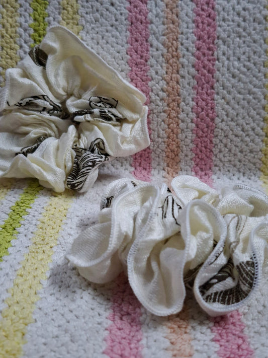 🤍🖤Ivory Line-Art Scrunchie | Minimal Cream Hair Tie