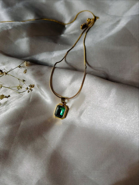 🌿 Emerald Whisper Pendant