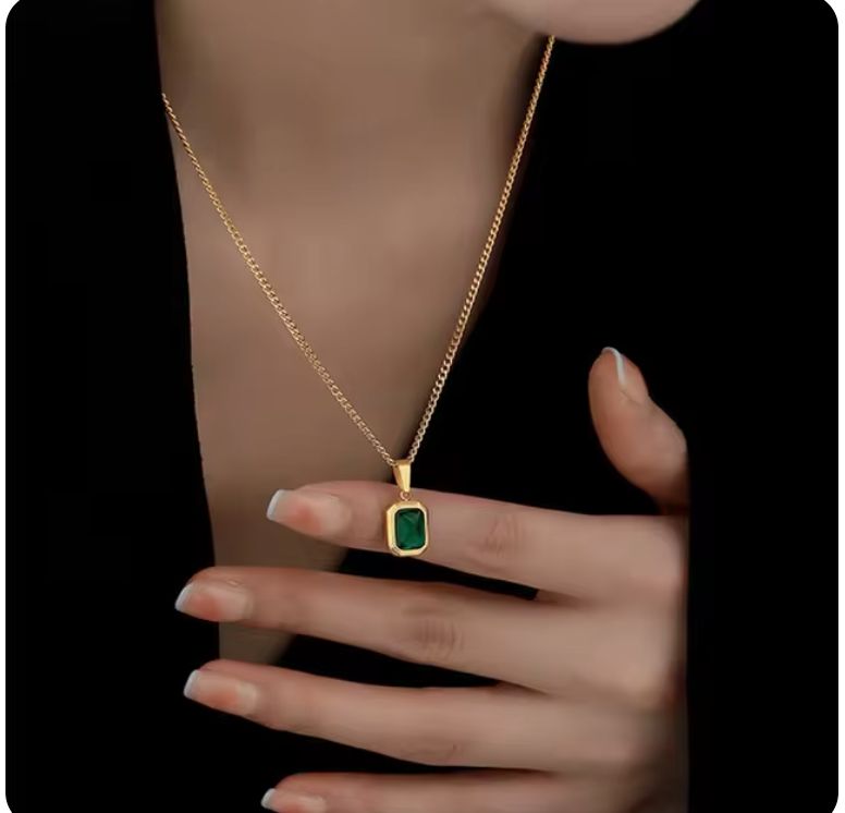 🌿 Emerald Whisper Pendant